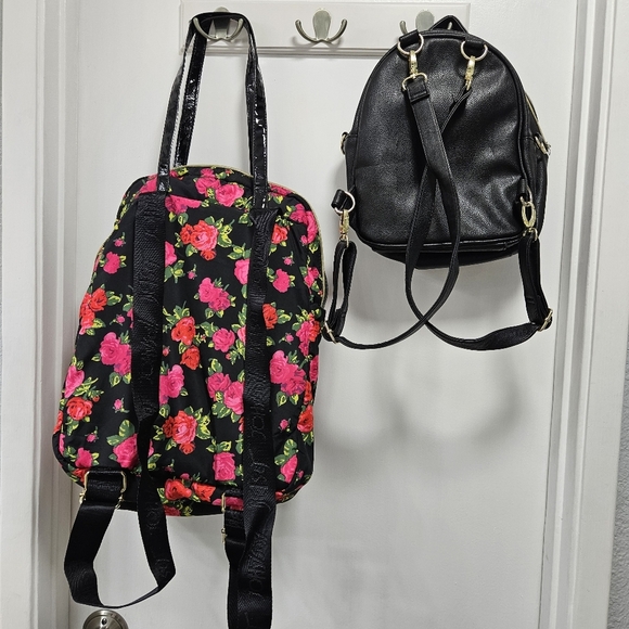 Two Betsey Johnson backpacks - Zipper is broken - Picture 9 of 9